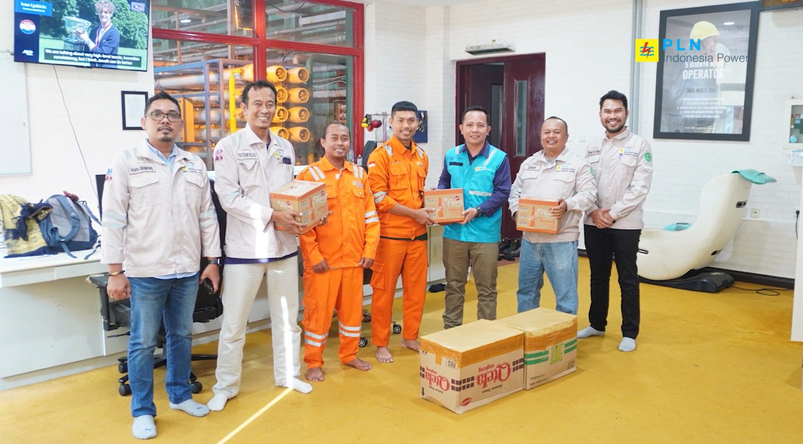 Manager PT PLN UBP Labuhan Angin, Hendri Aman Purba saat menyerahkan parsel apresiasi kepada Tim Siaga Nataru. (Darwis Halawa & Humas UBP Labuhan Angin/MetroDaily)