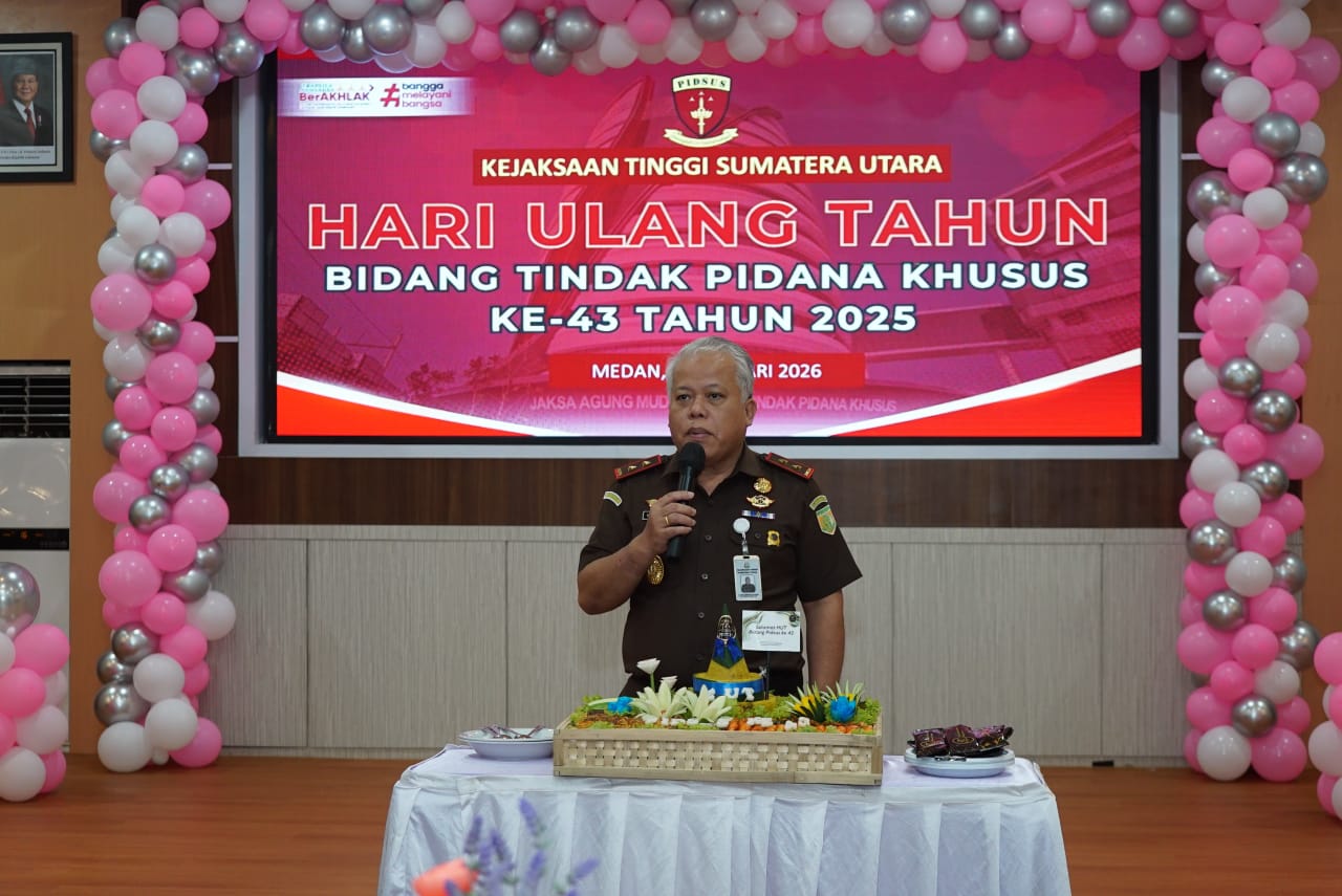 Kajati Sumatera Utara Dr. Harli Siregar, SH, M.Hum mengikuti peringatan HUT ke-43 Bidang Pidana Khusus Kejaksaan RI secara daring dari Aula Kejati Sumut, Selasa (6/1/2026).