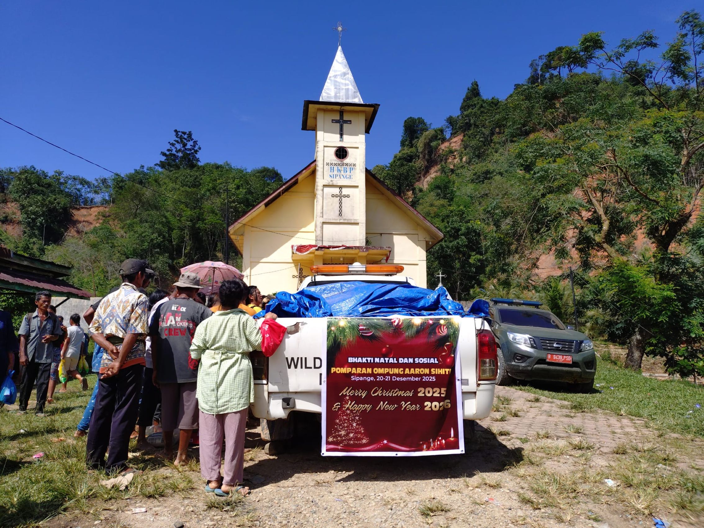 Keluarga besar Op. Aaron Sihite saat menyalurkan bantuan sembako kepada warga Desa Sipange, Kecamatan Tukka, Kabupaten Tapanuli Tengah, beberapa waktu lalu.