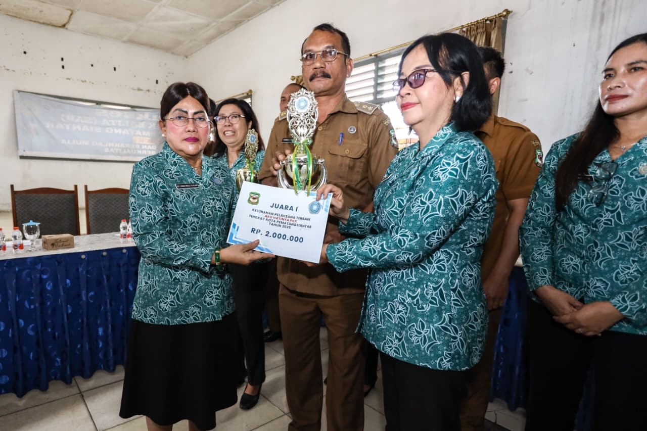 Ketua TP PKK Kota Pematangsiantar Liswati Wesly Silalahi menyerahkan hadiah kepada pemenang Lomba PKK Tingkat Kota Pematangsiantar.