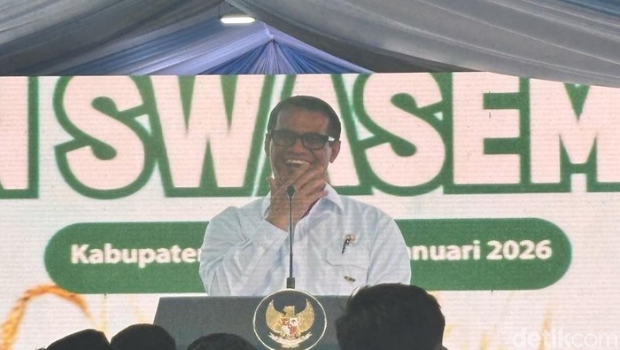 Menteri Pertanian Andi Amran Sulaiman menyampaikan pencabutan izin ribuan distributor pupuk saat acara panen raya di Karawang.