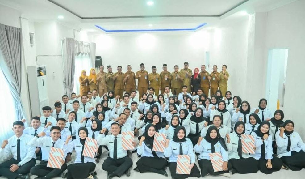Wali Kota Padangsidimpuan H. Letnan Dalimunthe menyerahkan SK pengangkatan kepada 67 PPPK guru di Aula Kantor Wali Kota Padangsidimpuan.