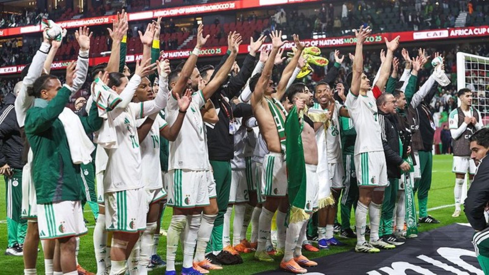 Pemain Aljazair merayakan gol penentu kemenangan atas RD Kongo yang memastikan tiket perempatfinal Piala Afrika 2025.
