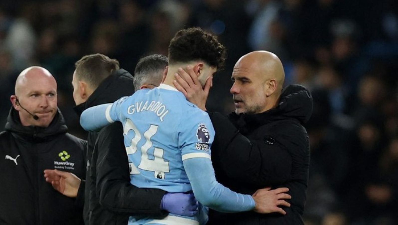 Pep Guardiola menghadapi krisis lini belakang Manchester City usai tiga bek tengah andalannya dilanda cedera.