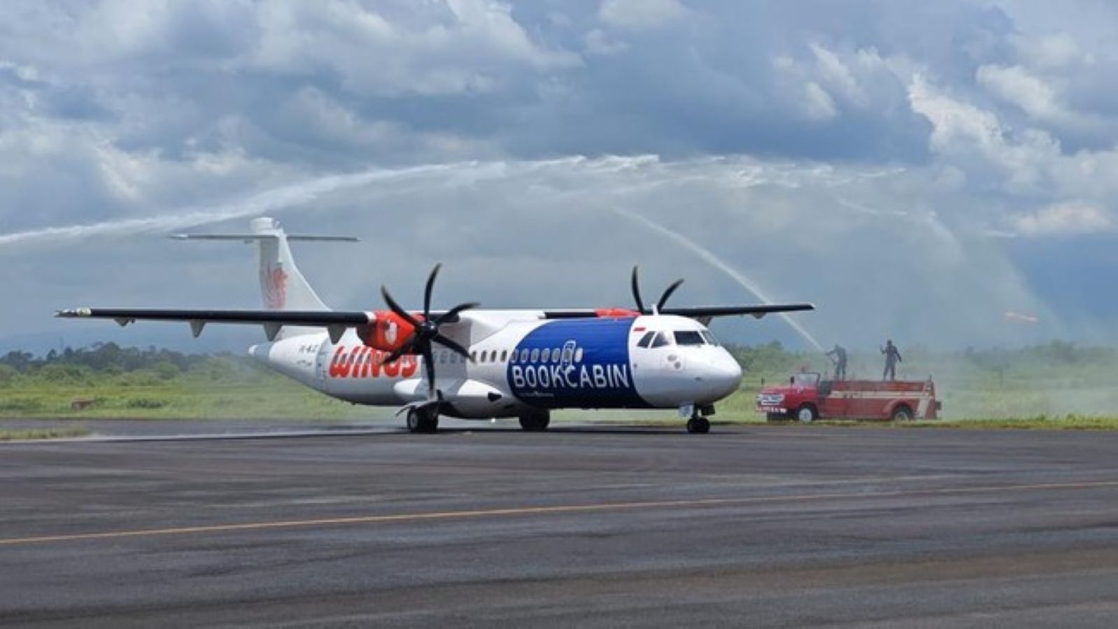 Pesawat ATR 72 Wings Air yang melayani rute penerbangan langsung Pekanbaru&ndash;Bandar Udara Dr Ferdinand Lumban Tobing (FLZ), Sibolga&ndash;Tapanuli Tengah.