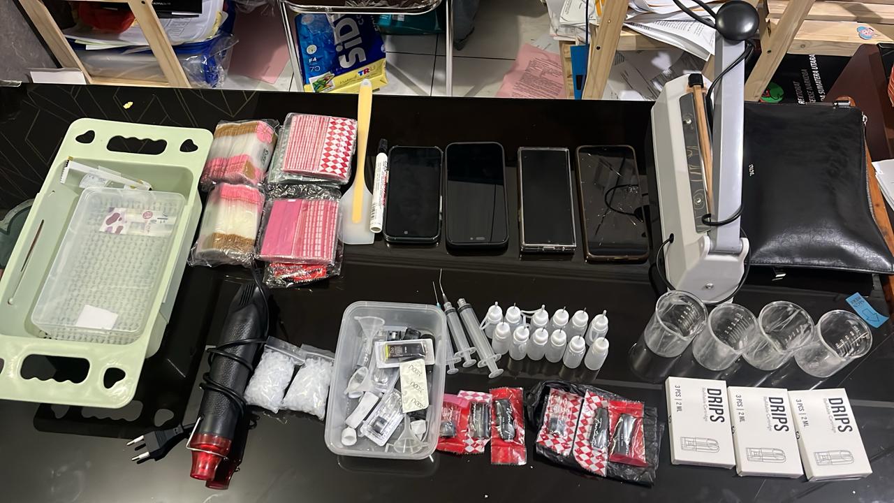 Petugas Ditresnarkoba Polda Sumut menunjukkan barang bukti liquid vape dan peralatan peracikan yang diduga mengandung narkotika hasil pengungkapan di Medan.