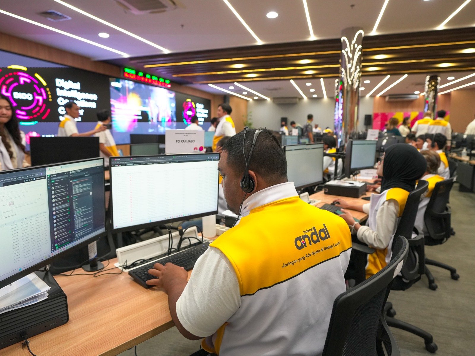 Petugas Indosat Ooredoo Hutchison memantau kinerja jaringan melalui Digital Intelligence Operations Center (DIOC) selama periode Natal dan Tahun Baru 20252026.