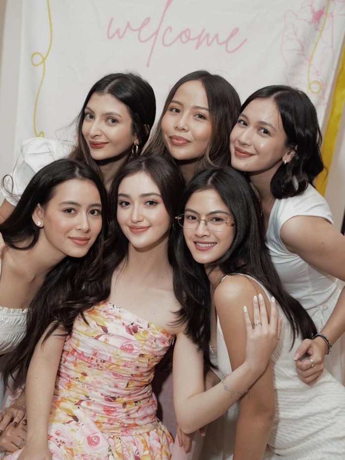 Ranty Maria bersama lima sahabat yang ditunjuk sebagai bridesmaids untuk pernikahannya dengan Rayn Wijaya.