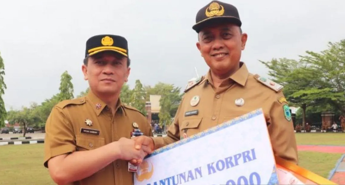 Sekda Padang Lawas Utara Patuan Rahmat Syukur P. Hasibuan menyerahkan penghargaan secara simbolis kepada 20 ASN yang memasuki masa purnabakti.