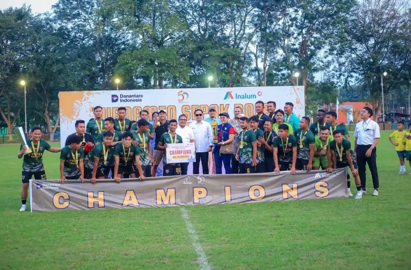 Skuad N Three Asahan FC mengangkat Piala Inalum 2026 usai menang telak 5-0 atas Kek Seimangkei di partai final.