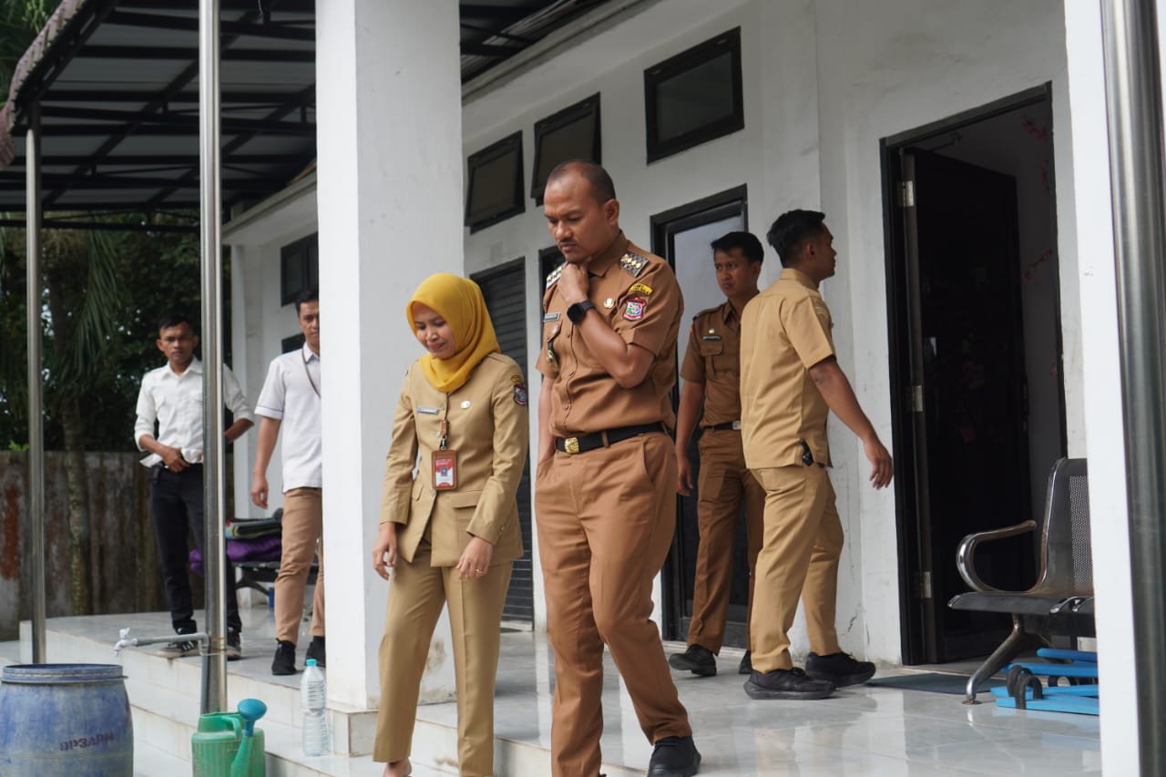 Wali Kota Tanjungbalai Mahyaruddin Salim saat melakukan inspeksi mendadak ke Kantor DP3AP2KB untuk memastikan optimalisasi pelayanan publik.
