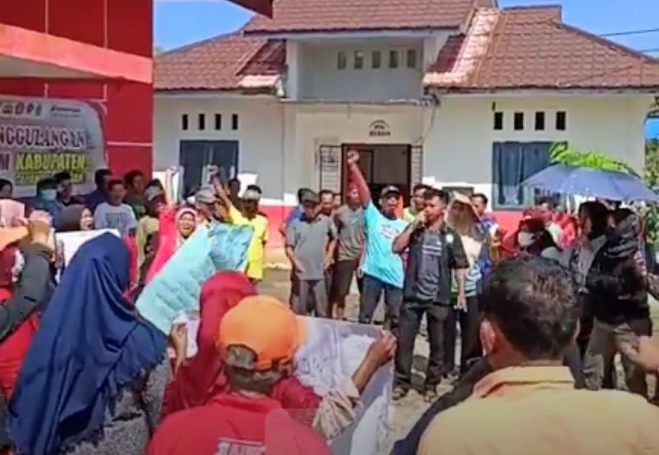 Warga Desa Ujung Batu mengepung Kantor Camat Barus menuntut pengaktifan kembali Kepala Desa Mustafa Husni Tanjung.