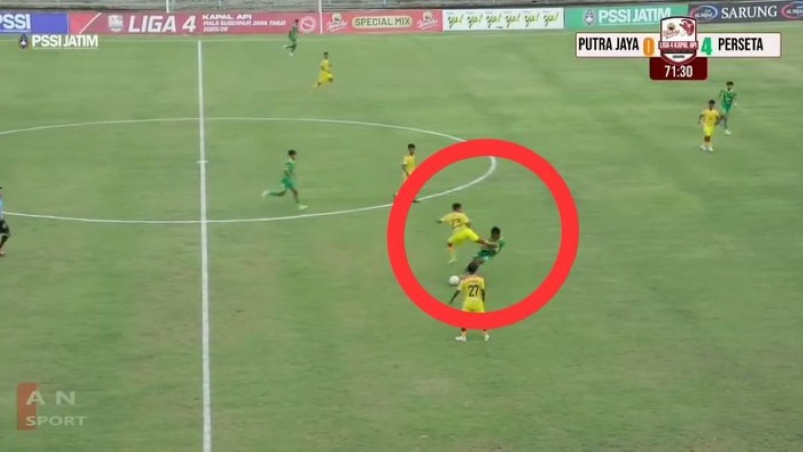 Pemain Putra Jaya Pasuruan, Muhammad Hilmi Gimnastiar, dijatuhi sanksi larangan beraktivitas sepakbola seumur hidup akibat aksi violent conduct di Liga 4 Jawa Timur.