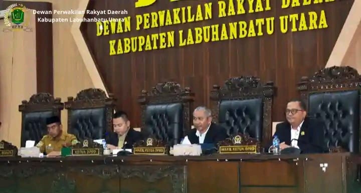 Wakil Bupati Labuhanbatu Utara bersama pimpinan DPRD Labura saat rapat paripurna pengesahan tata tertib dan pengumuman AKD.
