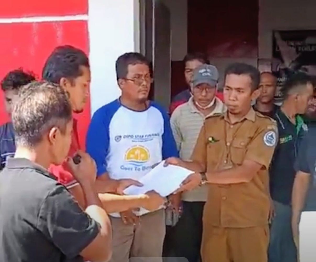 Warga Desa Ujung Batu menyerahkan petisi kepada staf Kantor Camat Barus karena Camat Sanggam Panggabean tidak berada di tempat saat aksi berlangsung.