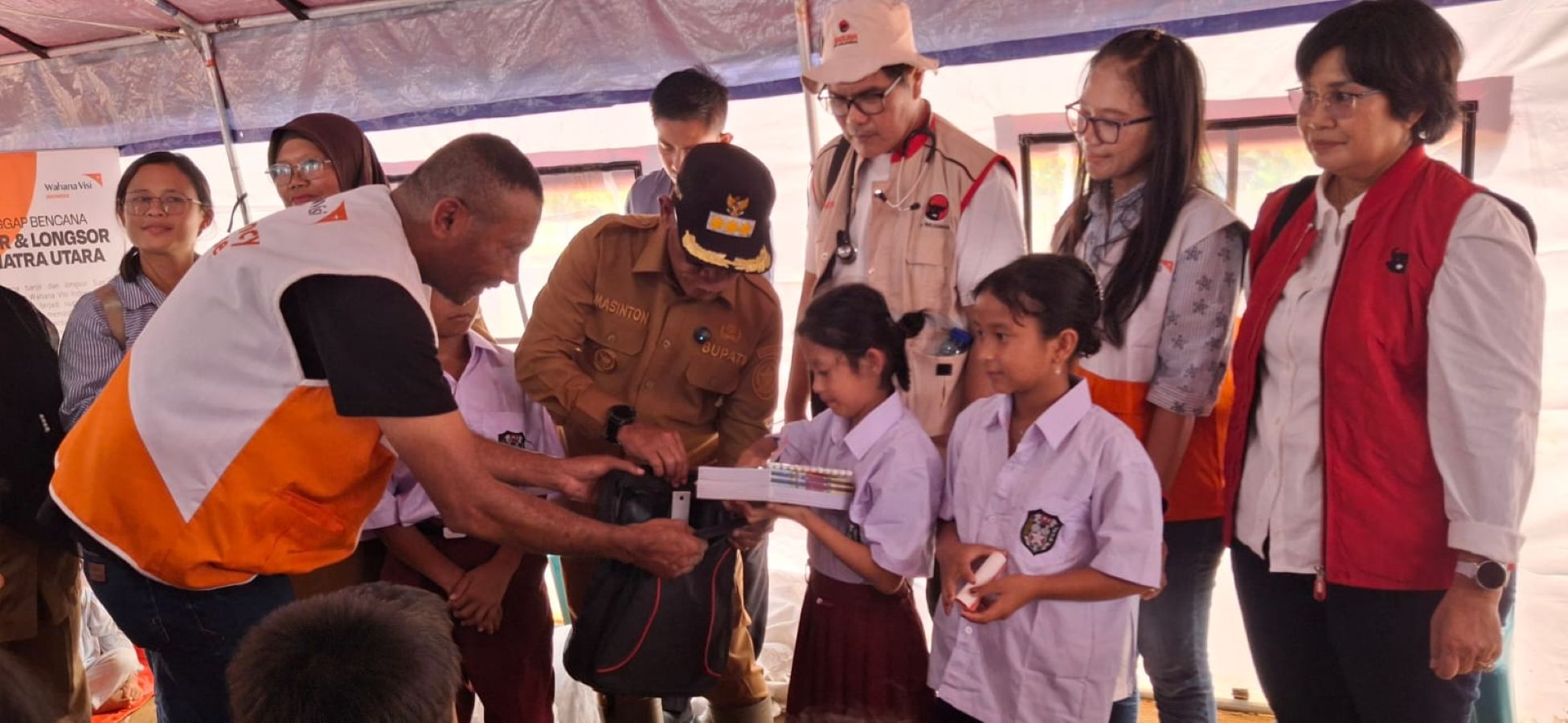Bupati Tapteng Masinton Pasaribu meninjau sekolah darurat dan menyerahkan bantuan peralatan sekolah di Posko Pengungsian Terpadu Kebun Pisang, Badiri.