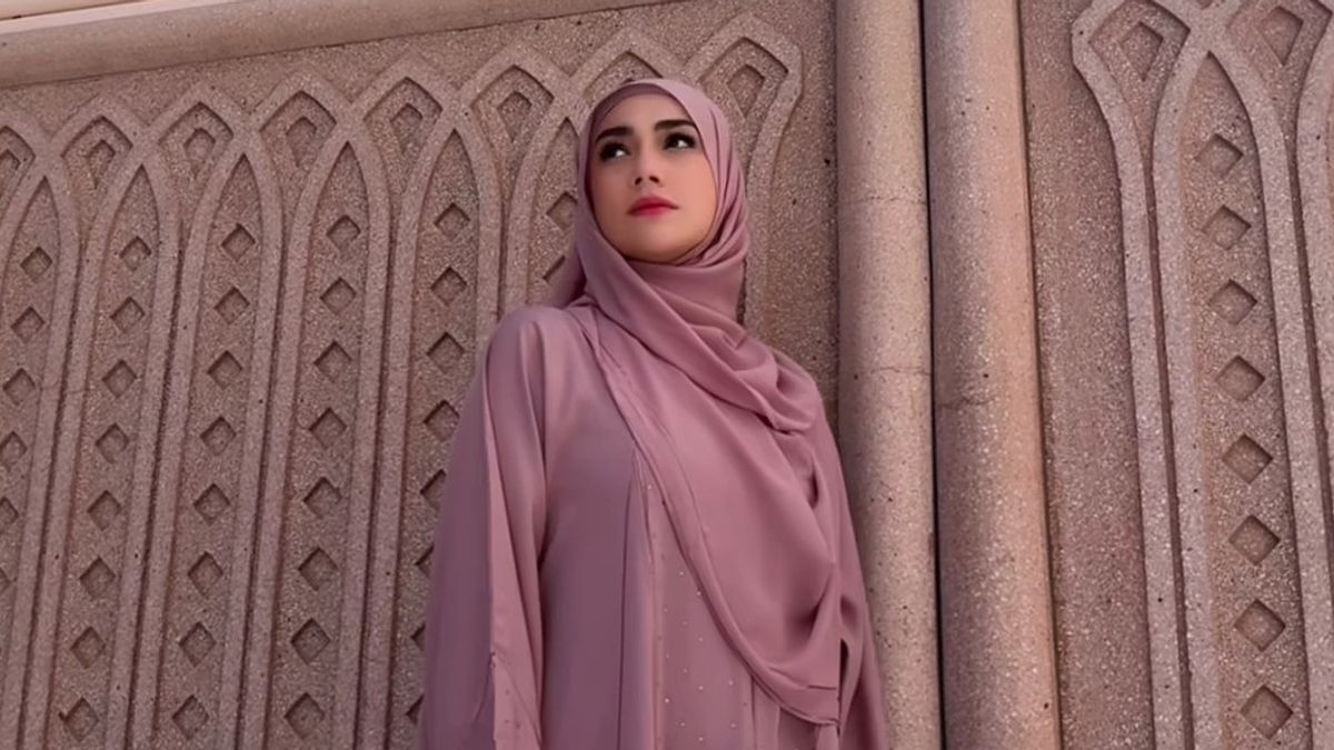 Celine Evangelista bersama keempat anaknya menjalani tawaf di Masjidil Haram, Mekkah, pada awal Januari 2026.