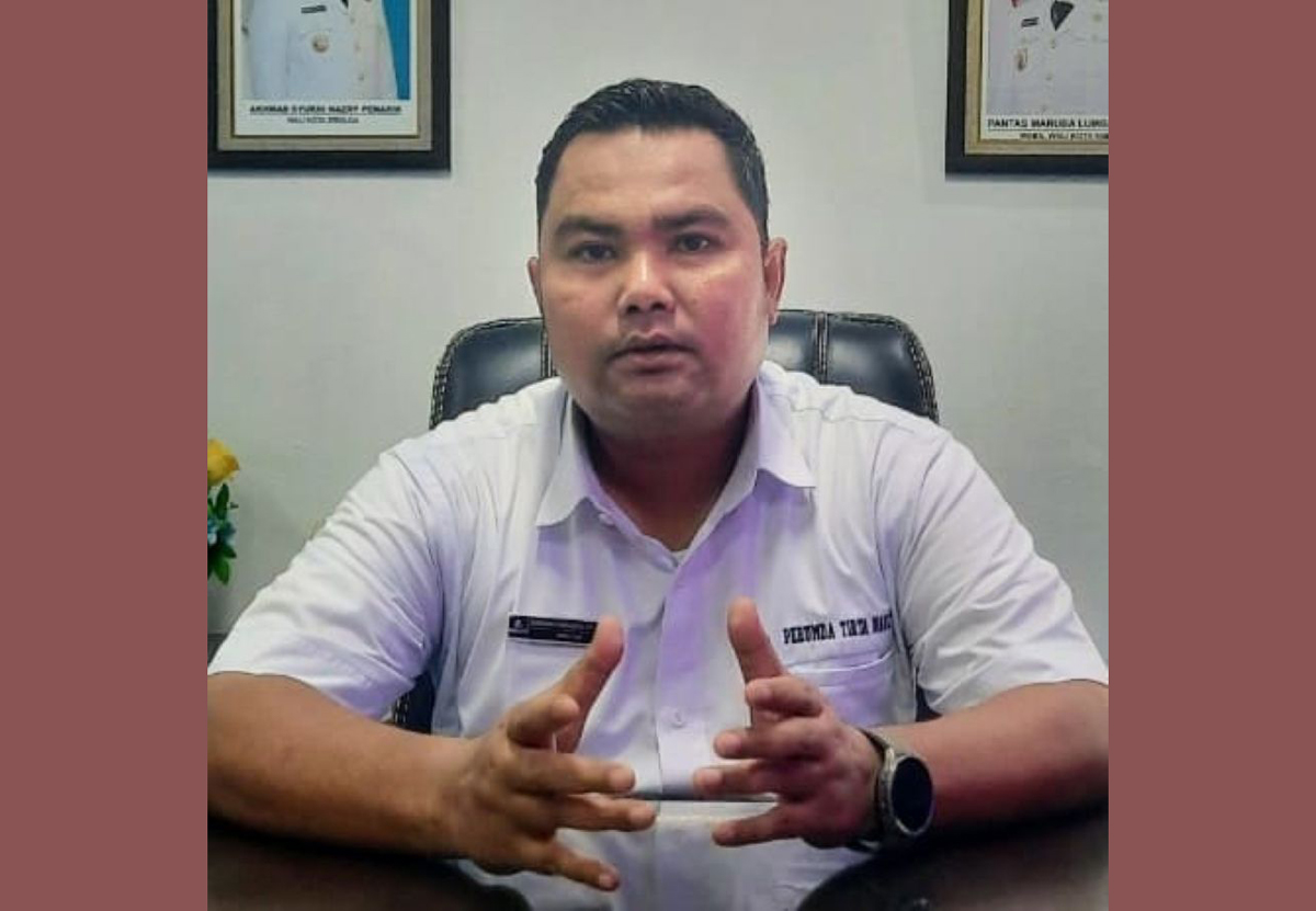Direktur Perumda Tirta Nauli Sibolga, Khairunnas Panggabean, saat memberikan keterangan terkait diskon tagihan air bagi warga pasca banjir.
