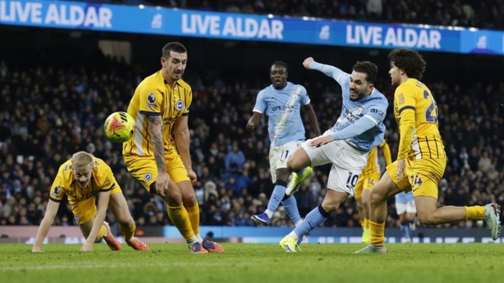 Erling Haaland merayakan gol penalti Manchester City ke gawang Brighton pada laga Liga Inggris di Etihad Stadium.