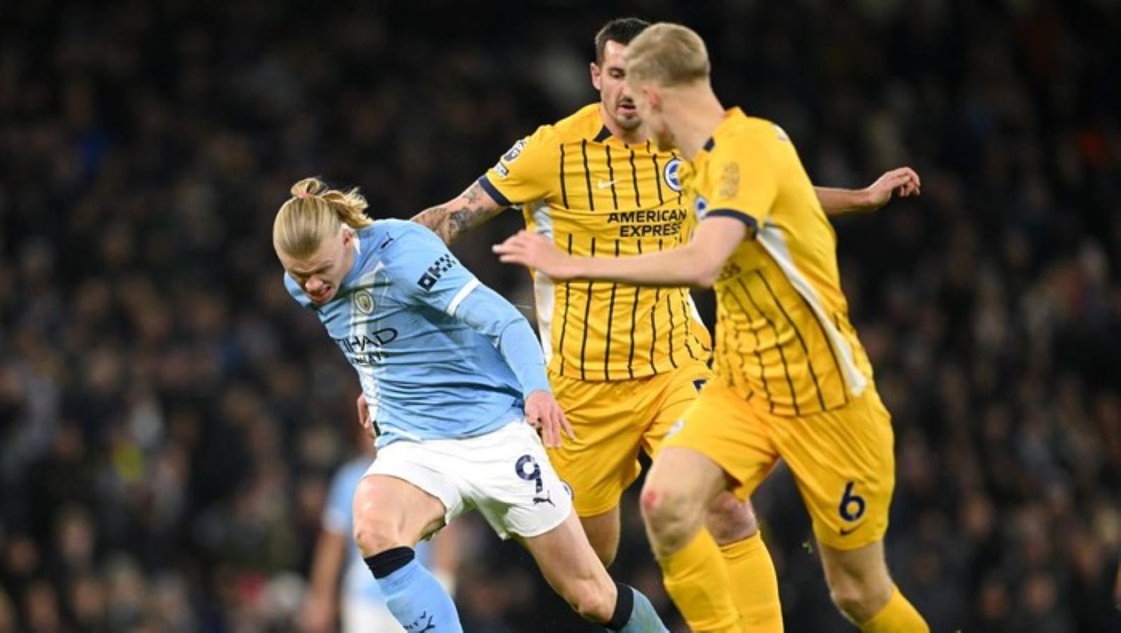 Erling Haaland mencetak gol penalti saat Manchester City ditahan imbang Brighton 1-1 di Etihad Stadium.