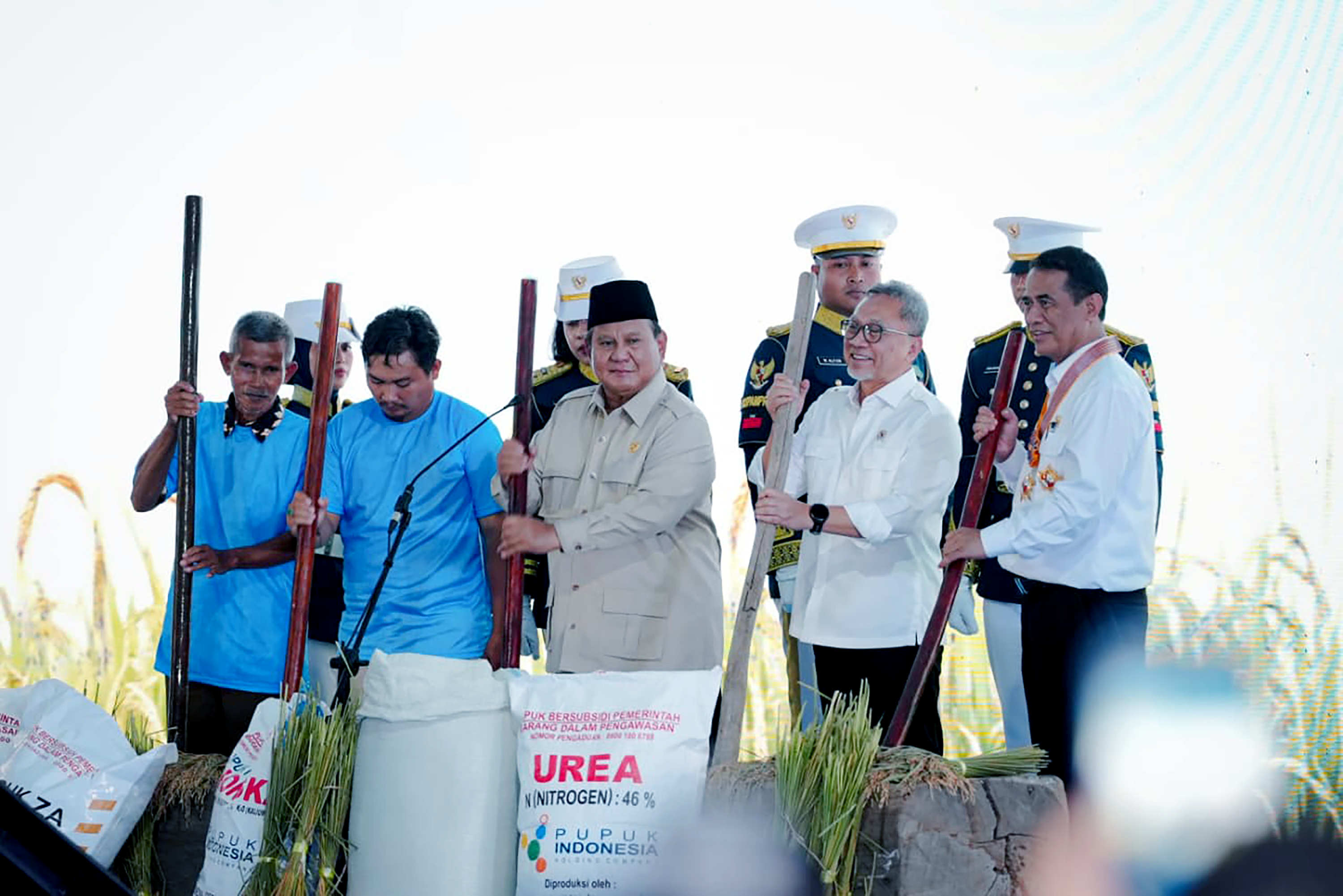 Gubernur Sumatera Utara Muhammad Bobby Afif Nasution menerima tanda kehormatan Satya Lencana Wirakarya dari Presiden Prabowo Subianto pada Panen Raya Nasional di Karawang.