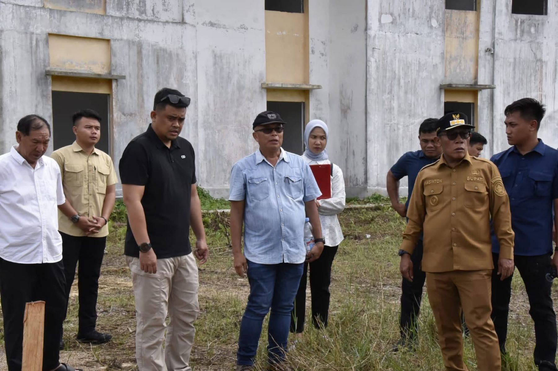 Gubernur Sumatera Utara Bobby Nasution bersama Bupati Tapanuli Tengah Masinton Pasaribu meninjau lokasi pembangunan hunian tetap korban bencana di Pinangsori, Selasa (612026).