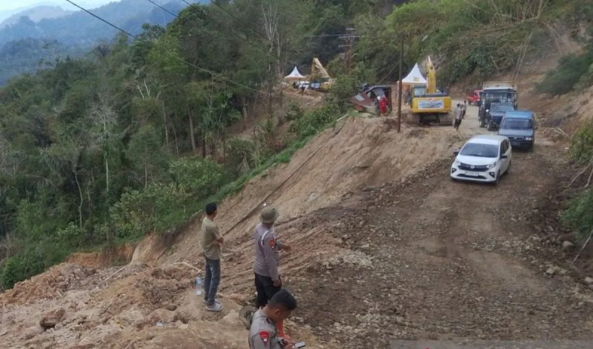 Kondisi Jalan Lintas Sumatera Sipirok&ndash;Tapanuli Utara yang sempat amblas dan kini kembali dibuka setelah penanganan darurat.