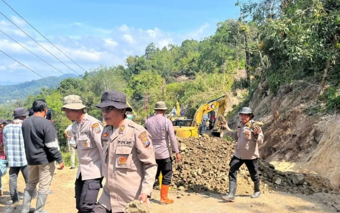 Kondisi Jalan Lintas Sumatera di Batu Jomba II, Desa Luat Lombang, Kecamatan Sipirok, Tapanuli Selatan, yang amblas dan tidak dapat dilalui kendaraan.
