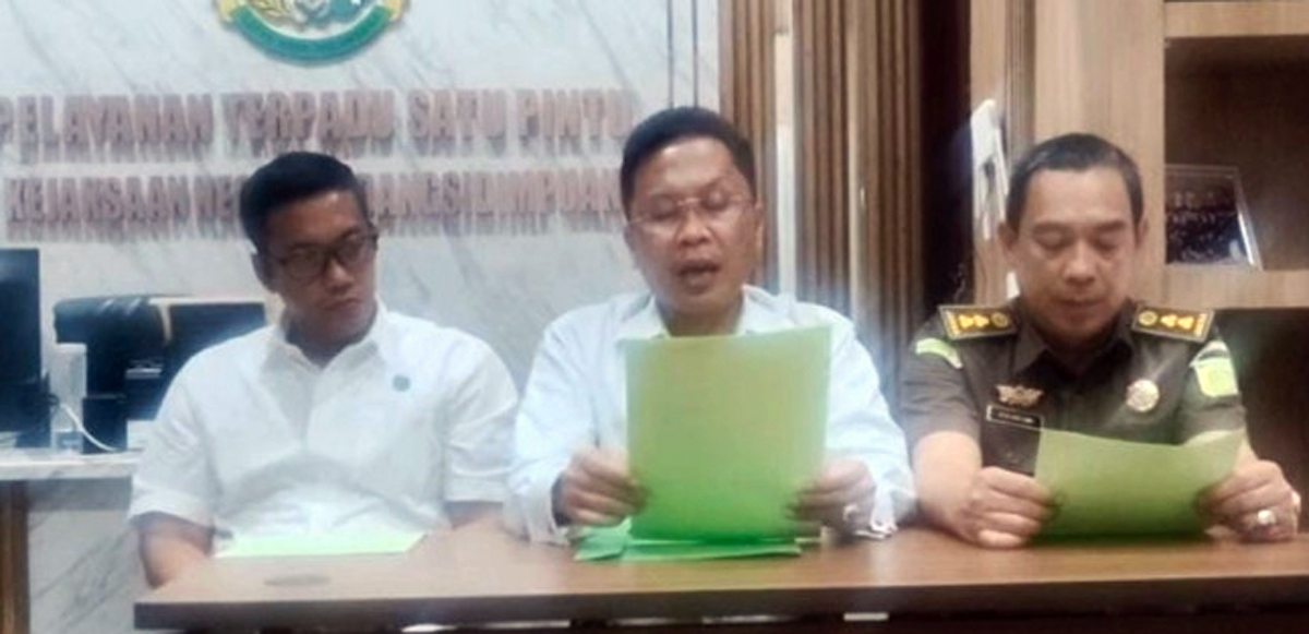 Kajari Padangsidimpuan Dr. Lambok MJ Sidabutar didampingi Kasi Pidsus Zulhelmi Sinaga dan Kasi Intel Jimmy Donovan saat konferensi pers penetapan tersangka.