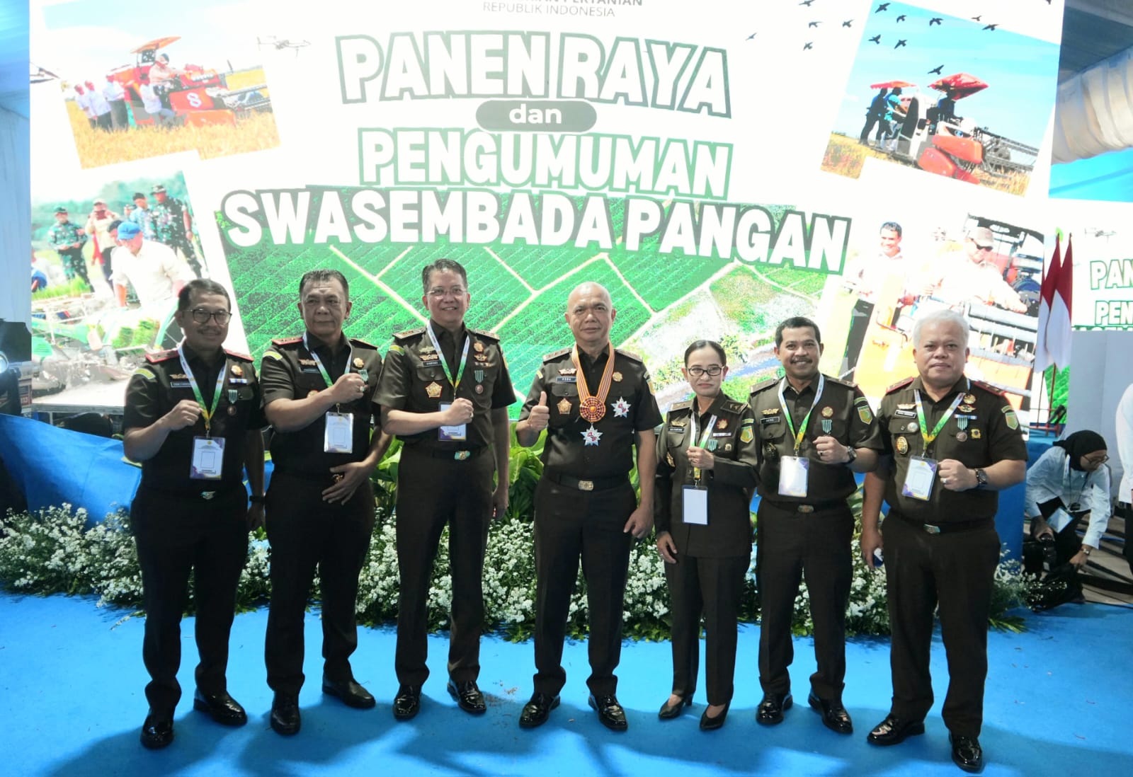 Presiden RI Prabowo Subianto menganugerahkan Tanda Kehormatan Satya Lencana Wira Karya kepada Kajati Sumatera Utara Dr. Harli Siregar.