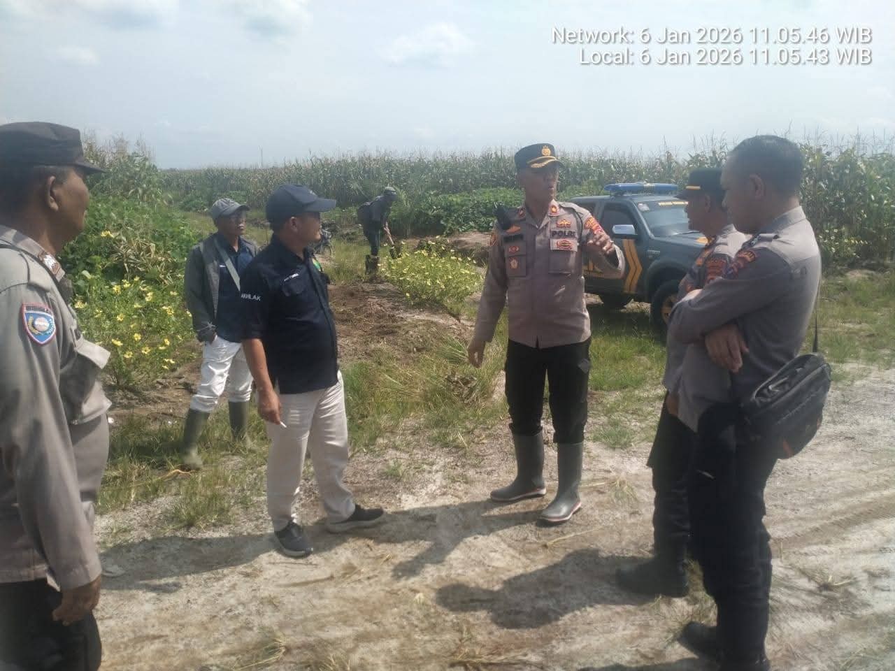 Kapolsek Tanah Jawa Kompol Asmon Bufitra memantau kegiatan penanaman jagung di Kebun PTPN IV Tonduhan, Simalungun.
