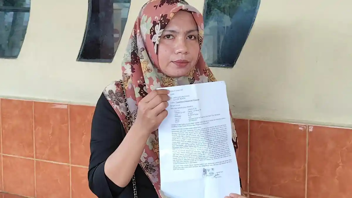 Suriani Putri, korban dugaan penipuan dan penggelapan oleh oknum ASN Pemkab Asahan, saat melapor ke Polres Asahan.