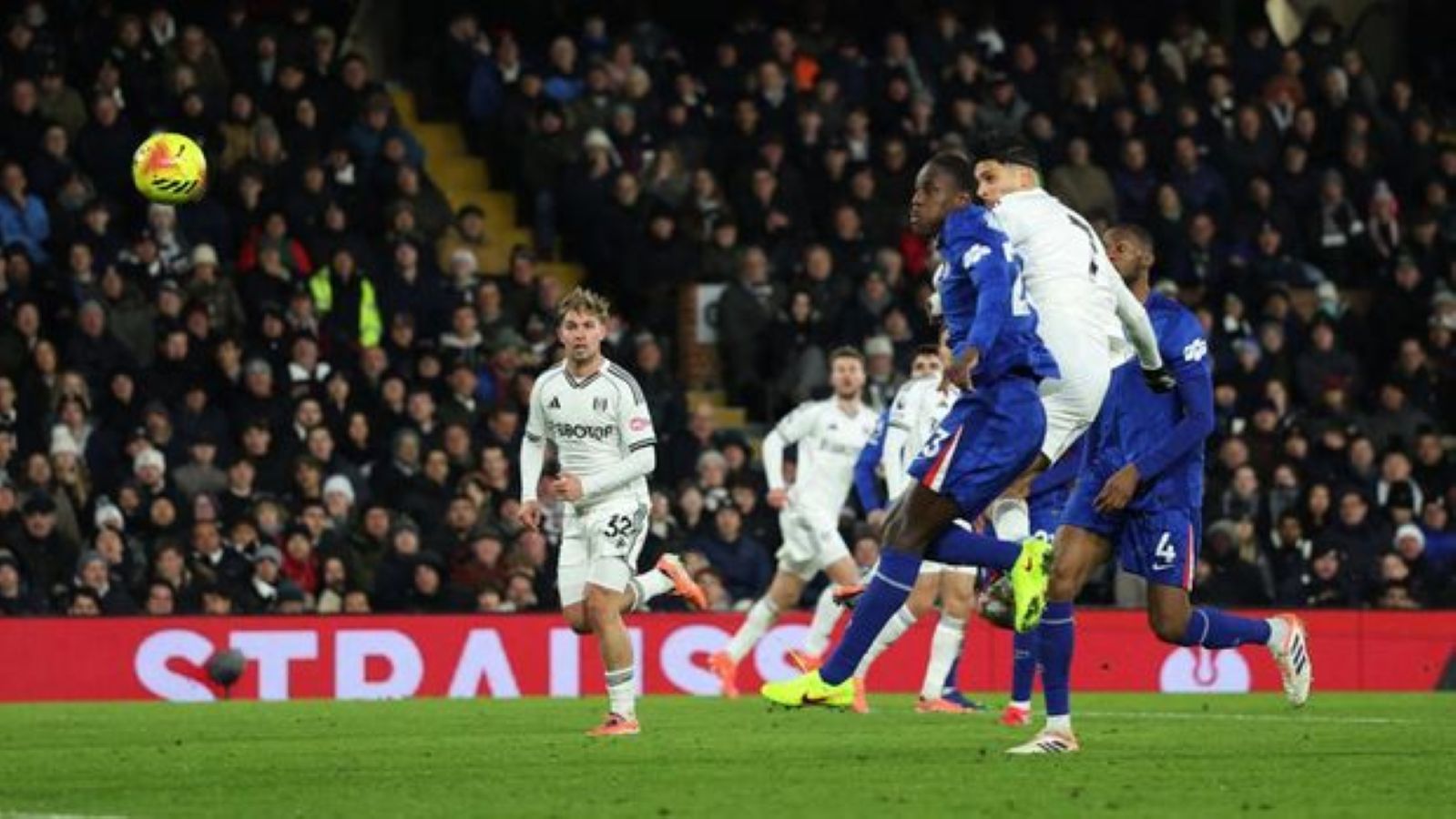 Marc Cucurella diganjar kartu merah pada laga Fulham vs Chelsea di Craven Cottage.