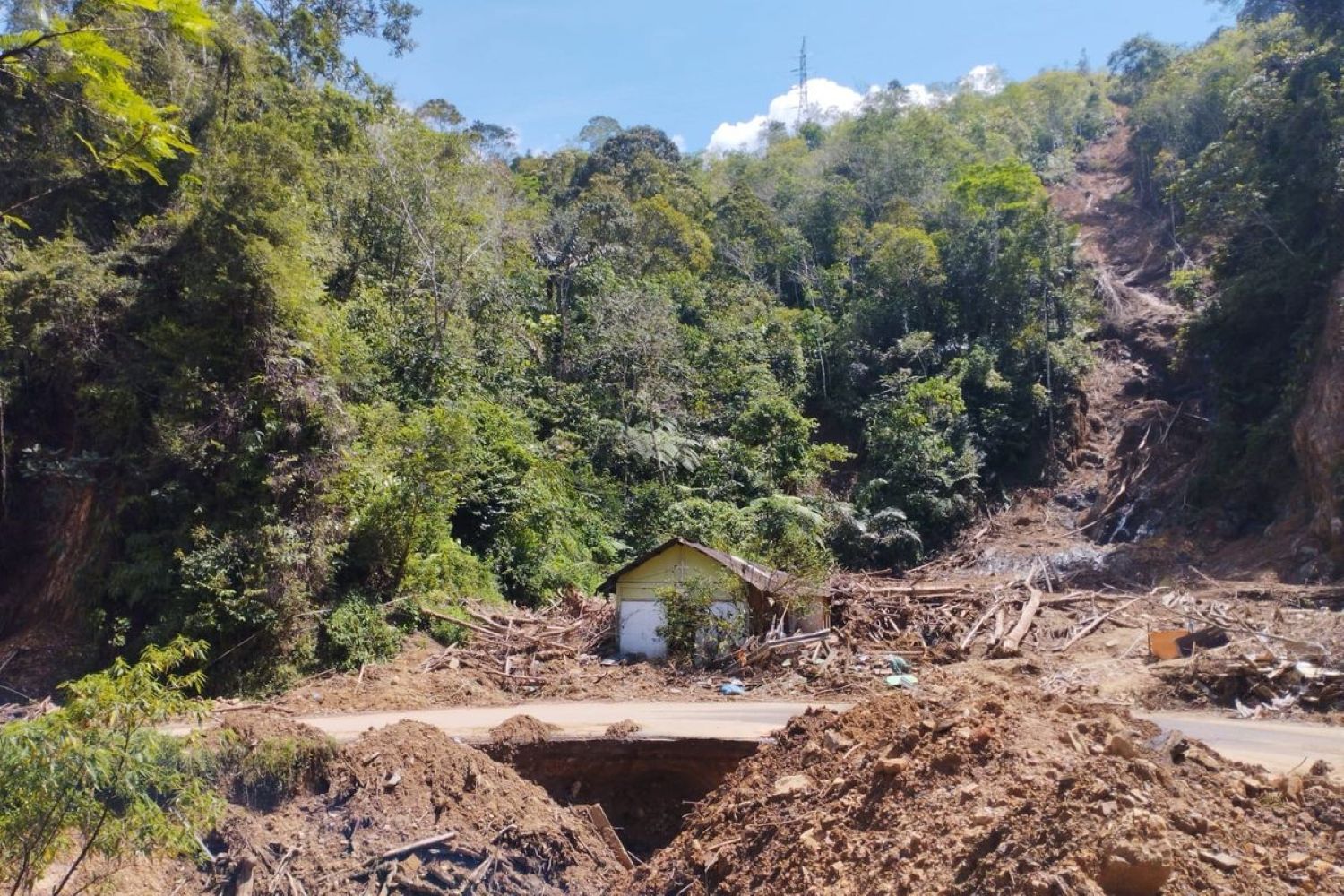 Petugas BPBD Sumut membersihkan material longsor untuk membuka akses ke desa-desa terisolir di Tapteng dan Taput pascabencana.