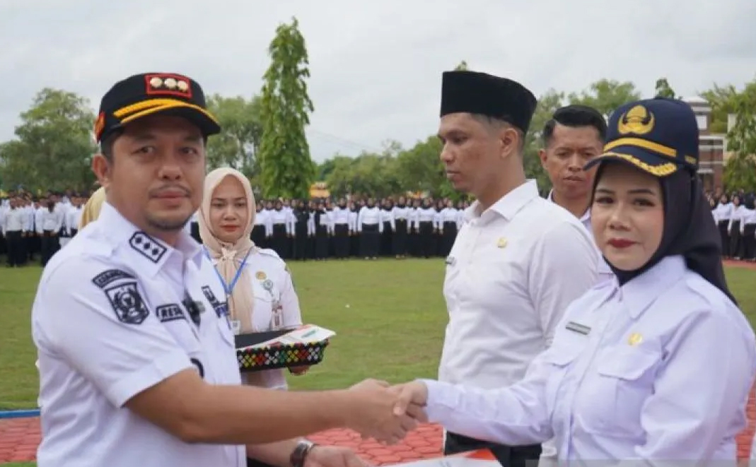 Bupati Padang Lawas Utara Reski Basyah Harahap secara simbolis menyerahkan SK pengangkatan PPPK Paruh Waktu di Halaman Kantor Bupati Paluta.