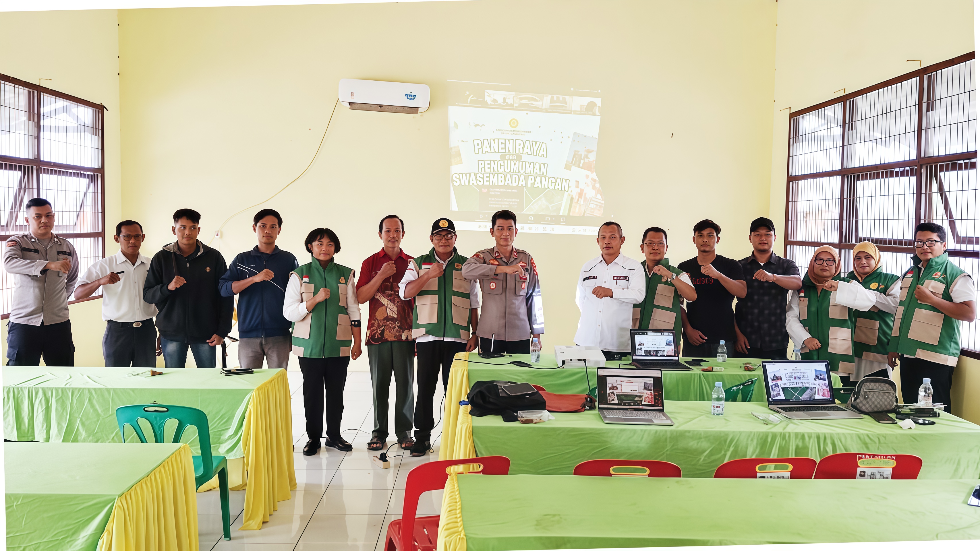 Wakapolres Tanjungbalai Kompol M Pardamean Pardede didampingi Ps Kabagren AKP Basrun Siagian, Kasat Binmas AKP Zainuddin, serta jajaran Bhabinkamtibmas mengikuti Panen Raya Nasional secara daring.
