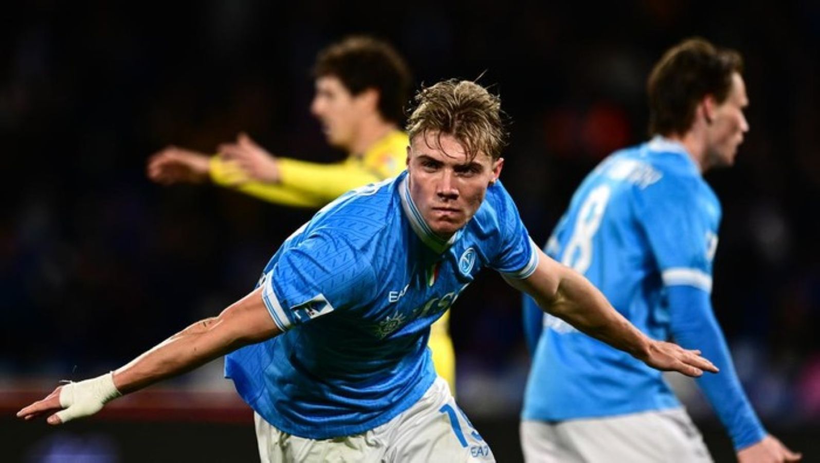 Pemain Napoli Rasmus Hojlund bereaksi usai golnya dianulir VAR saat menghadapi Hellas Verona pada laga Serie A di Stadion Diego Armando Maradona, Kamis (8/1/2026) dini hari WIB.
