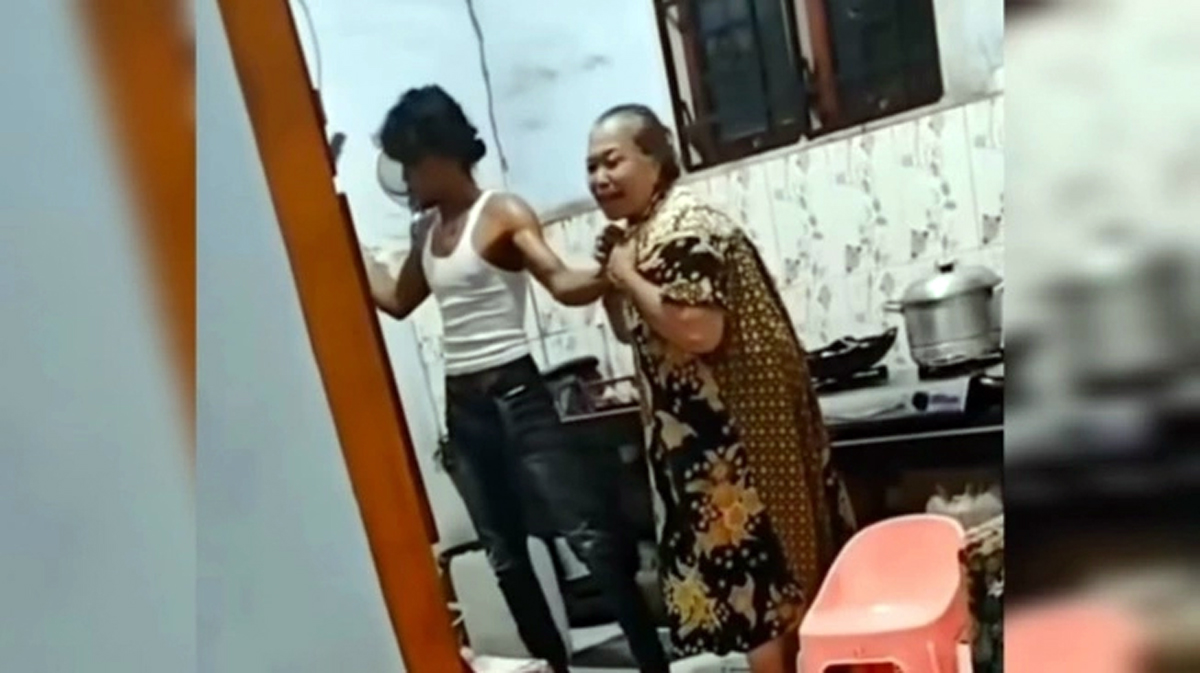 Seorang wanita lansia disandera pria diduga pelaku pencurian di Kampung Jawa Takengon Gareja, Kecamatan Kota Pinang, Labuhanbatu Selatan.
