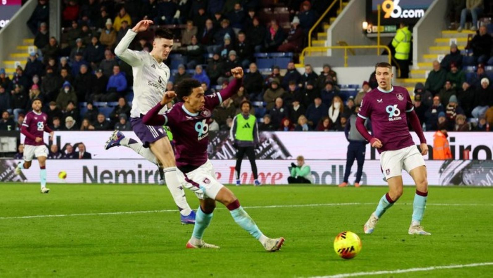 Penyerang Manchester United Benjamin Sesko saat menyarangkan golnya ke gawang Burnley pada laga Premier League di Turf Moor, Kamis (8/1/2026) dini hari WIB.