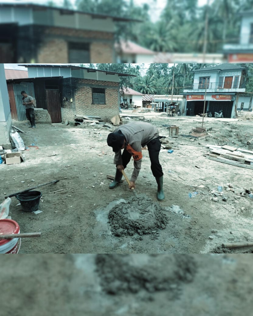 Personel Brimob Batalyon C Pelopor bersama warga membangun fasilitas MCK di Desa Tolang Julu, Kabupaten Tapanuli Selatan.
