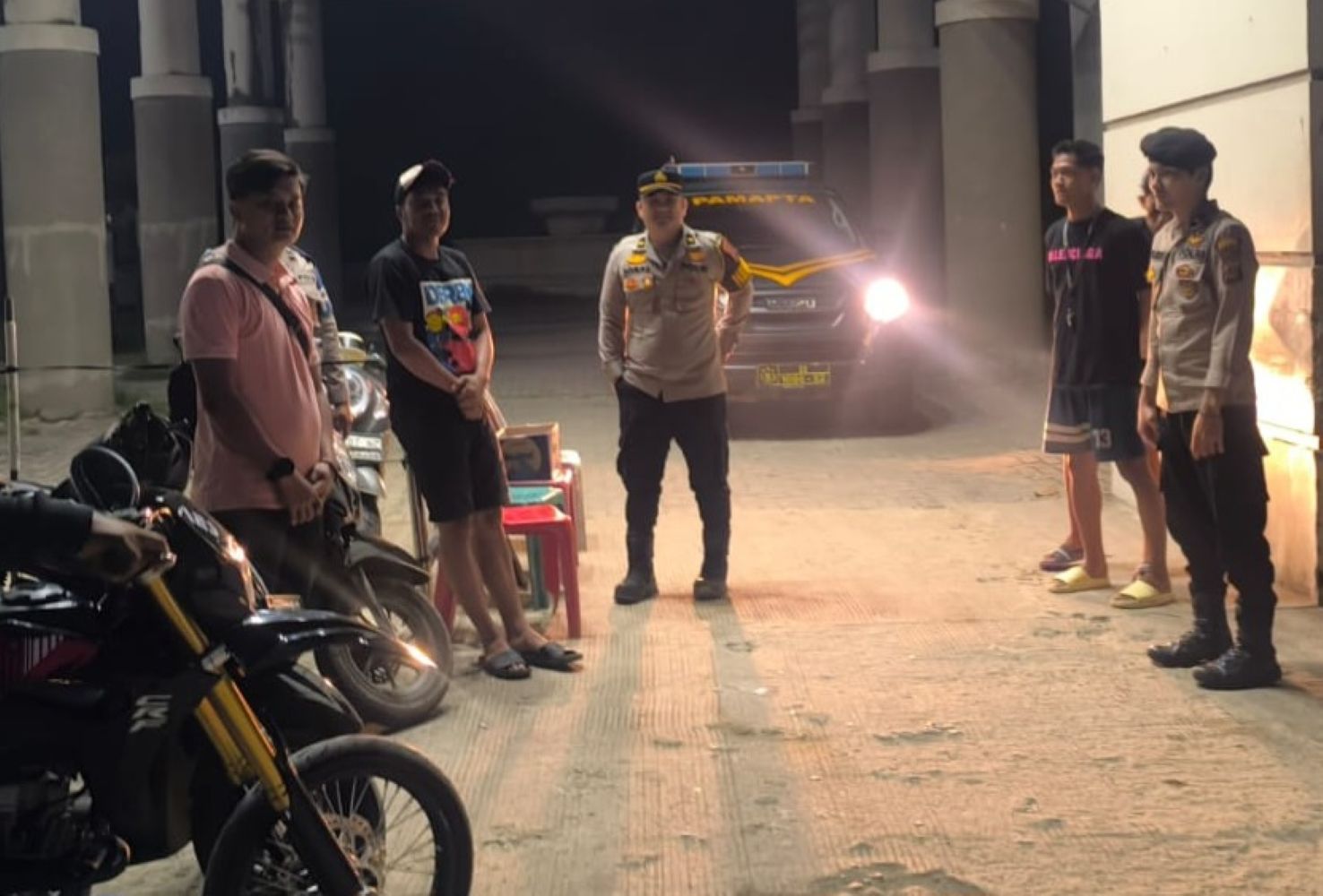 Personil Polres Sibolga saat melaksanakan patroli dialogis di sejumlah wilayah Kota Sibolga, Kamis (8/1) dini hari.