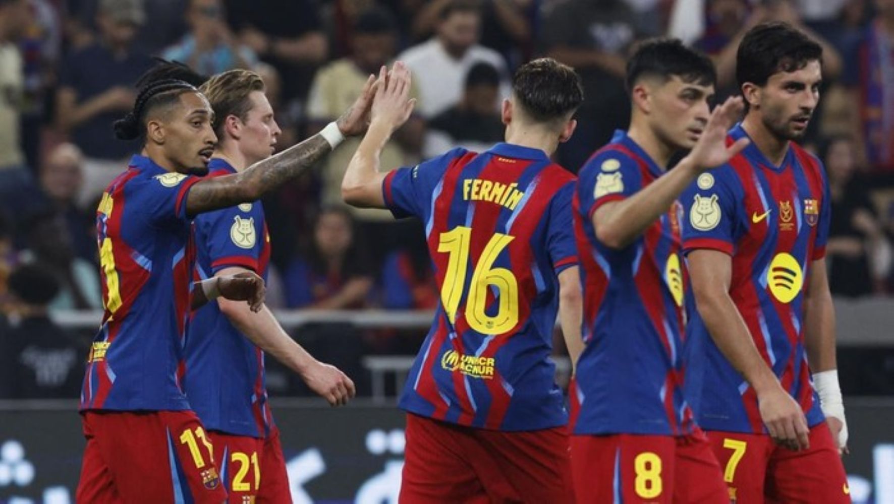 Raphinha merayakan golnya saat Barcelona membantai Athletic Bilbao 5-0 di semifinal Piala Super Spanyol 2026.
