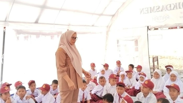 Salah satu tenda sekolah darurat yang digunakan pelajar untuk kegiatan belajar mengajar di wilayah terdampak bencana di Tapanuli Selatan.