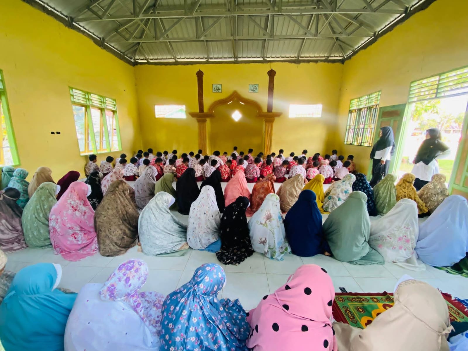 Siswa-siswi SD Negeri 112321 Kampung Pajak, Kecamatan Na IX-X, Labuhanbatu Utara, melaksanakan Sholat Dhuha di mushola sekolah.