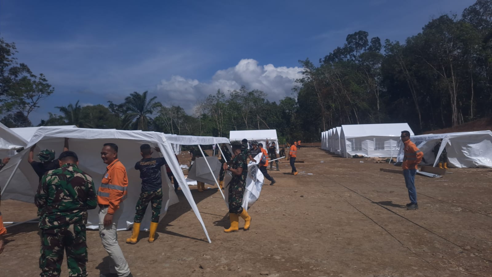 TNI dan tim PTAR menginstalasi huntara di Desa Batuhula, Kecamatan Batangtoru, Kabupaten Tapanuli Selatan, Kamis (812026).