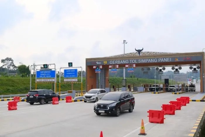 Gerbang Tol Simpang Panei yang melayani puluhan ribu kendaraan selama periode Nataru 2025/2026.