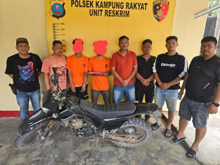 Dua tersangka pengedar sabu yang diamankan Polsek Kampung Rakyat, Labuhanbatu Selatan, Kamis (8/1/2026).