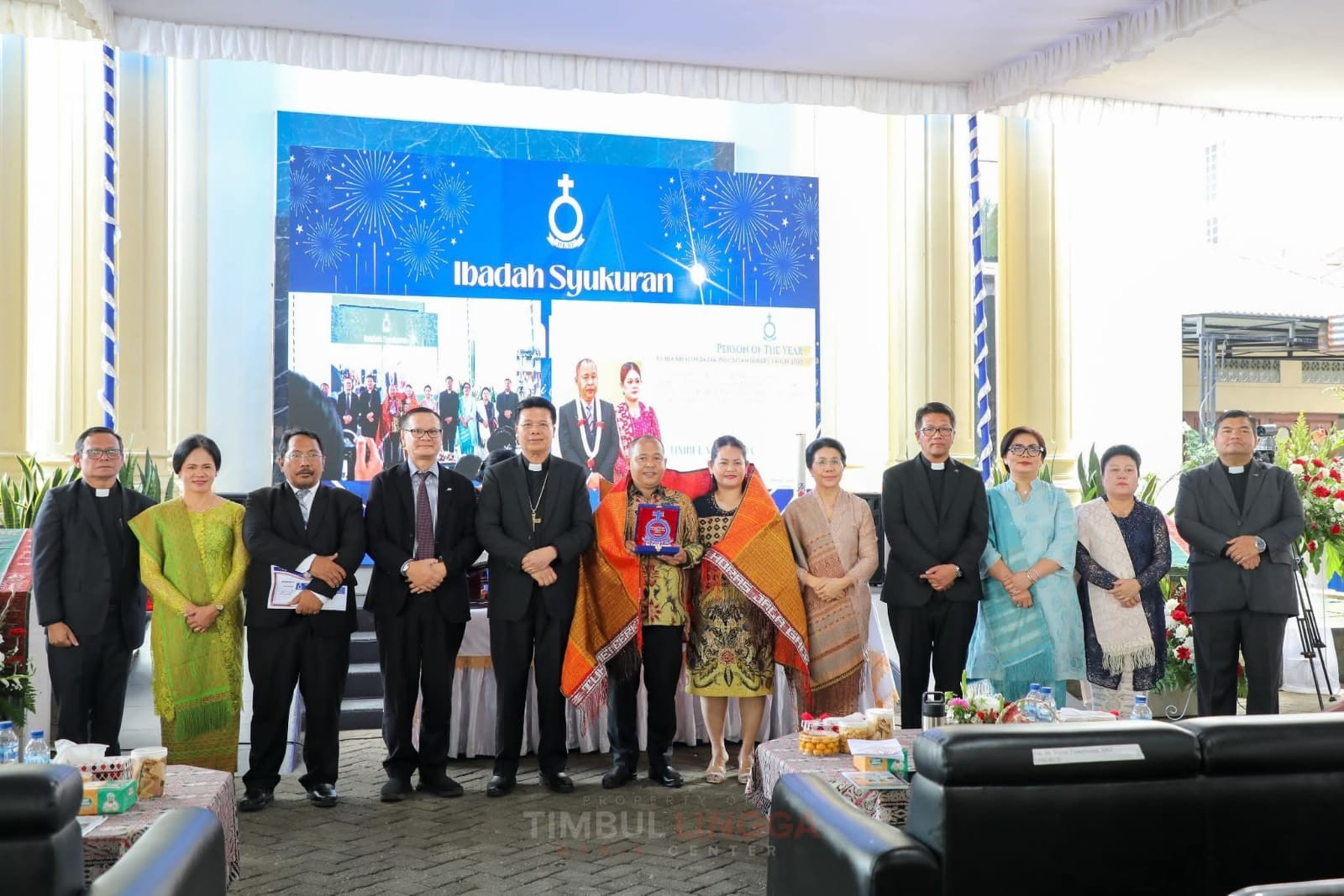 Timbul Marganda Lingga menerima penghargaan Person of The Year HKBP 2025 di Pearaja Tarutung.