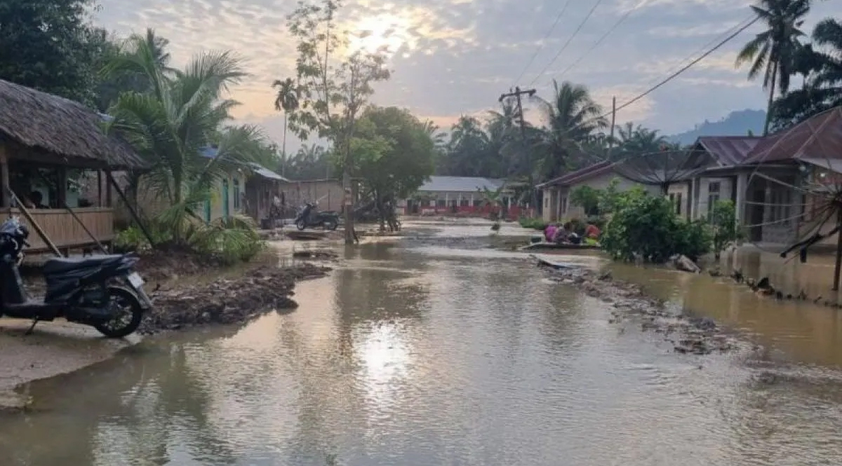Sisa banjir bandang masih menggenangi kawasan Kampung Malako di sekitar SD Inpres Desa Bandar Tarutung, Tapanuli Selatan.