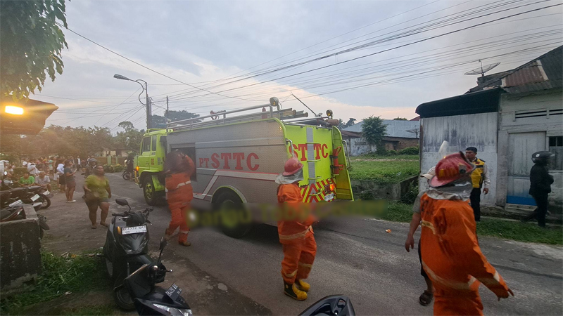 Unit Damkar PT STTC yang ikut membantu memadamkan kebakaran rumah di Jalan Nias Kota Pematangsiantar, Rabu (8/1/2026).